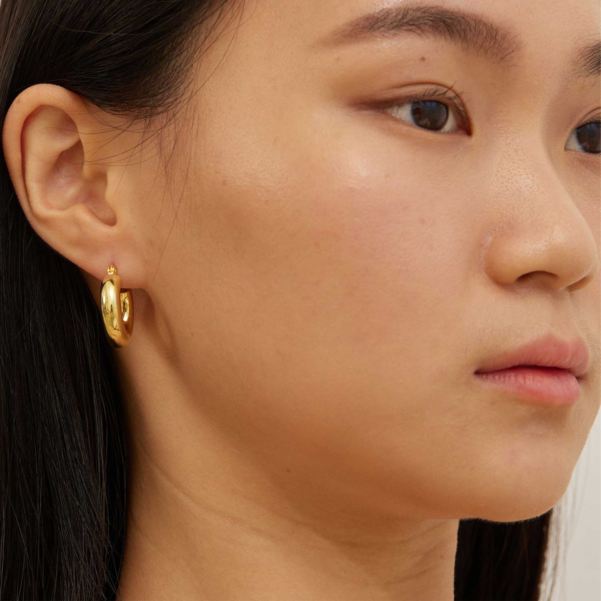 Women Wearing Chunky Hoop Earrings gold